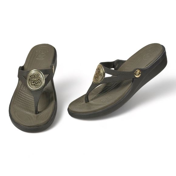 Crocs Sanrah Navy Grey Gold Medallion Circle Sandals Shoes Women's Size 6 - Picture 1 of 16